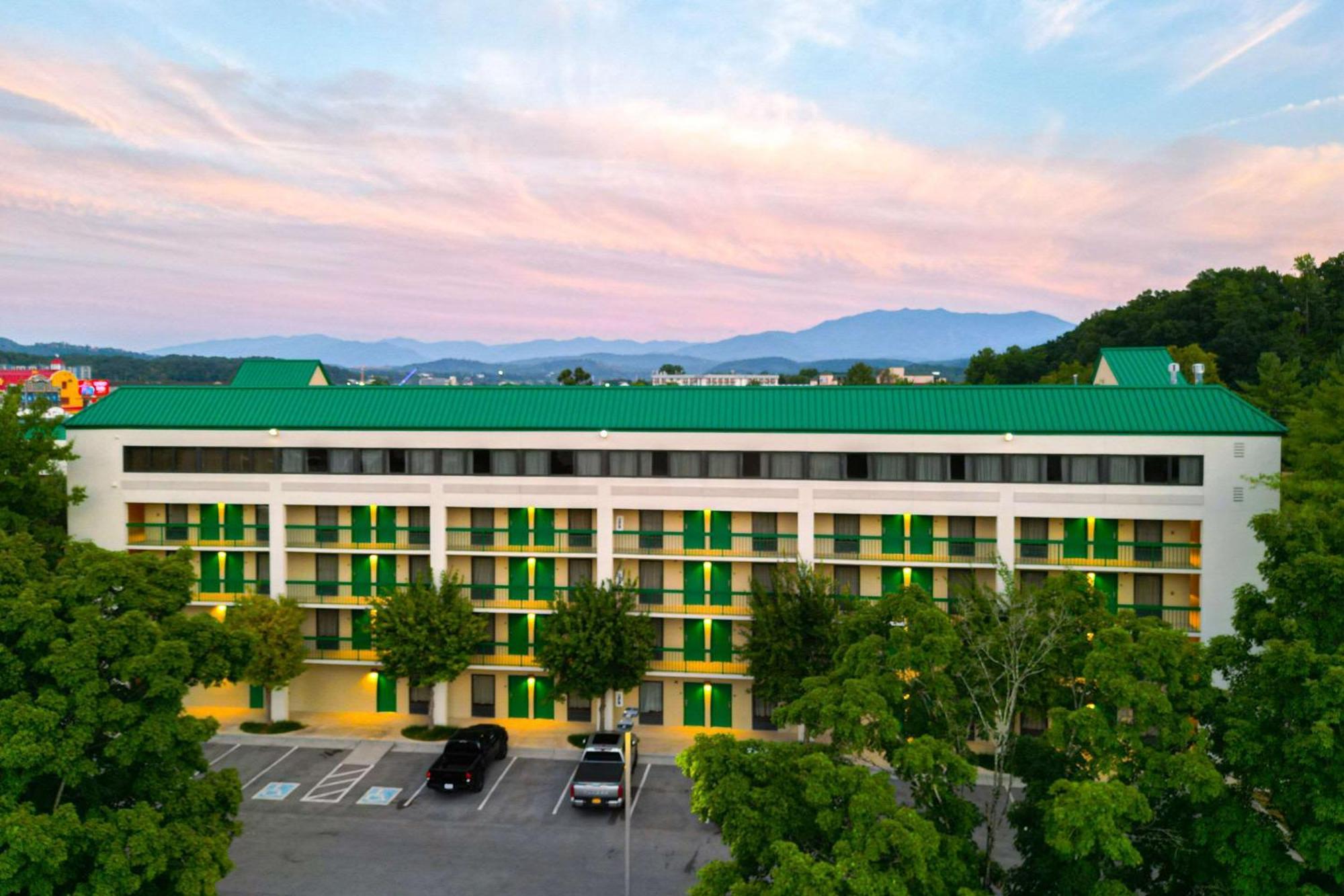 Quality Inn Near The Island Pigeon Forge Exterior photo