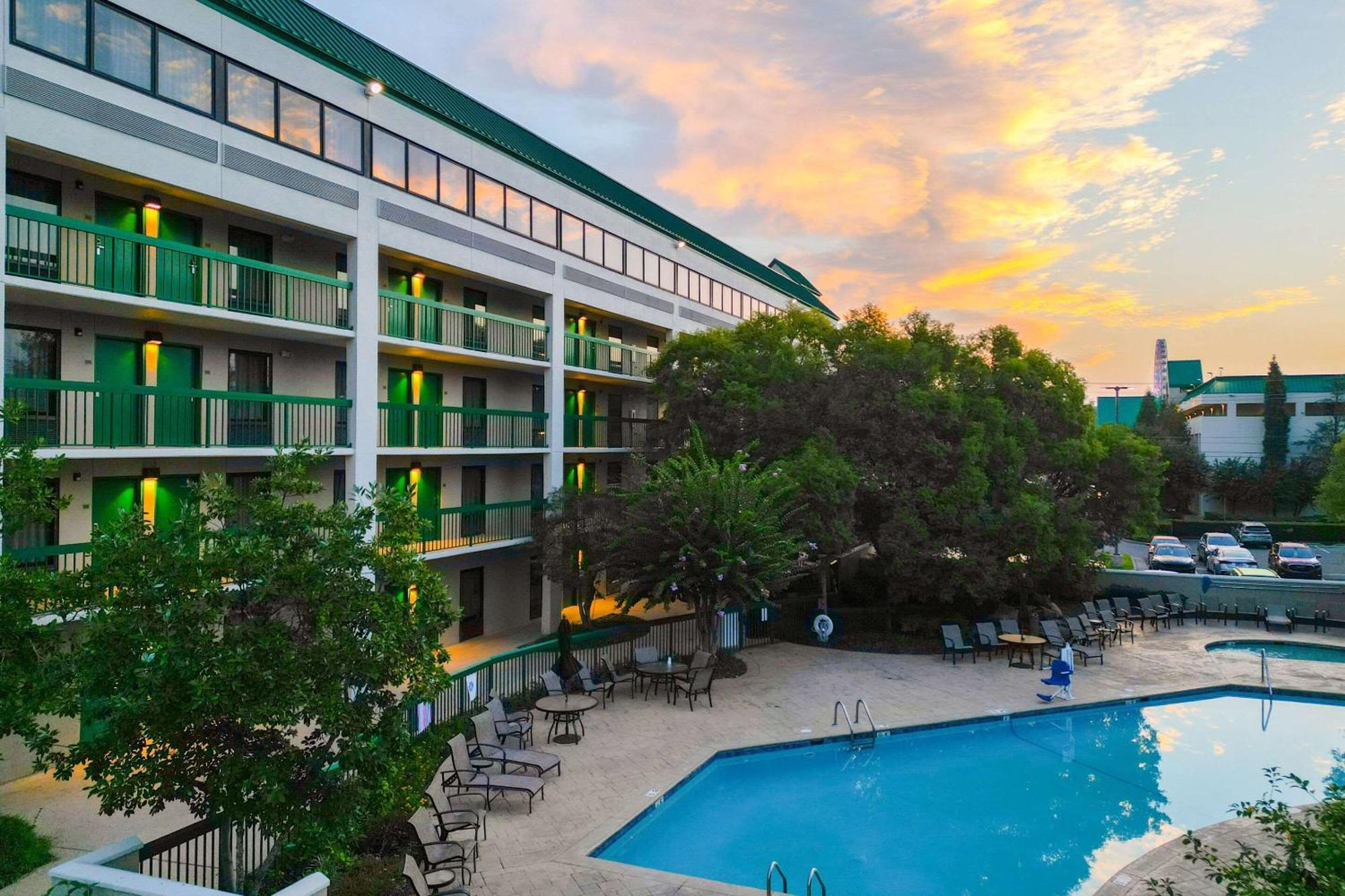 Quality Inn Near The Island Pigeon Forge Exterior photo