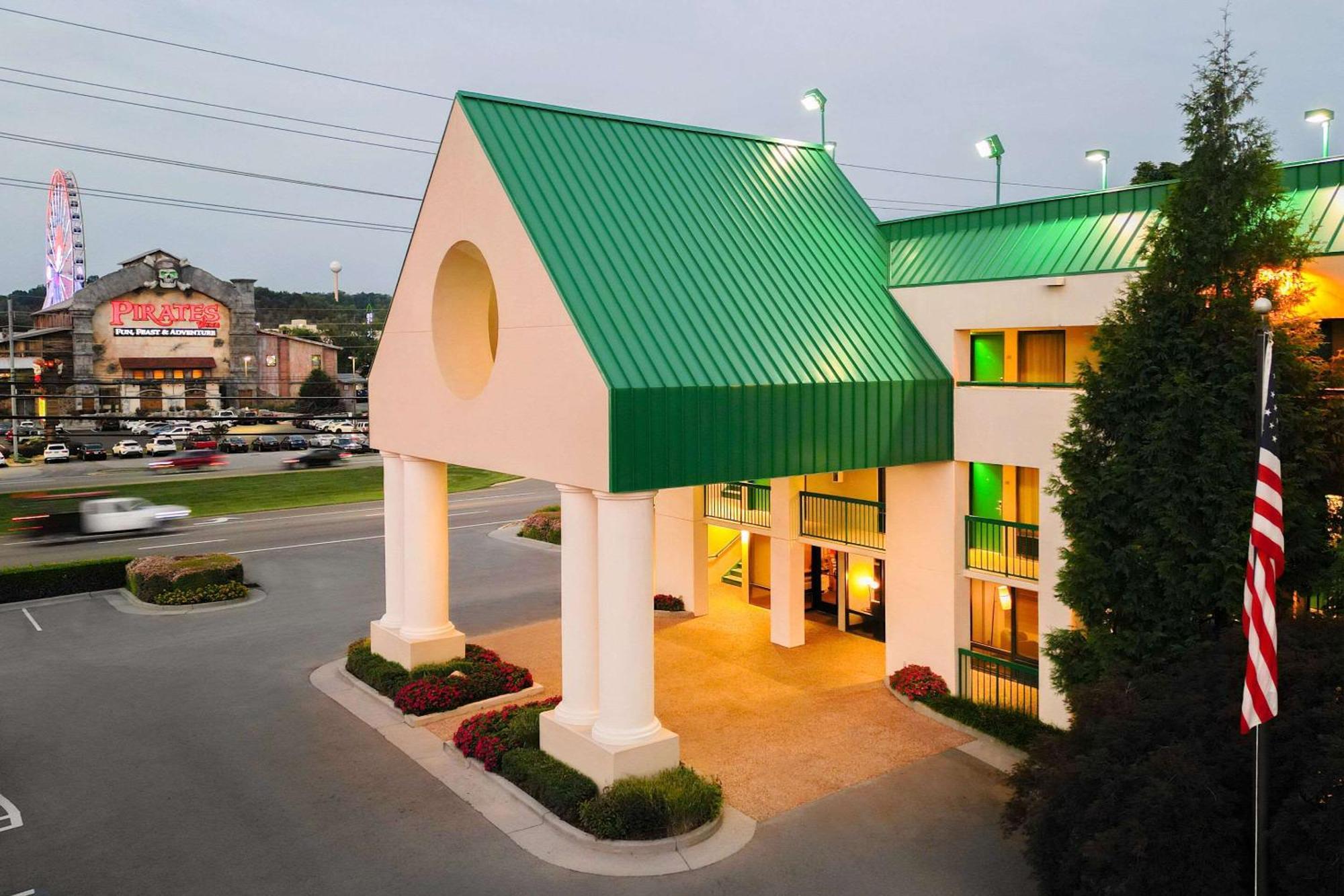 Quality Inn Near The Island Pigeon Forge Exterior photo